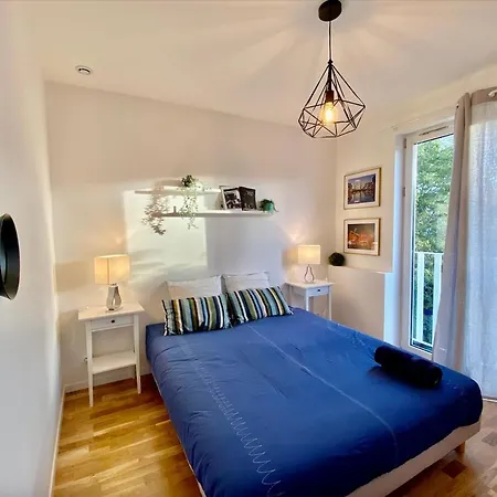 3 Apts - 9 Bedrooms - 16 Pers - Metro 7 - Ac *