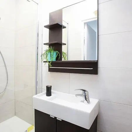 3 Apts - 9 Bedrooms - 16 Pers - Metro 7 - Ac