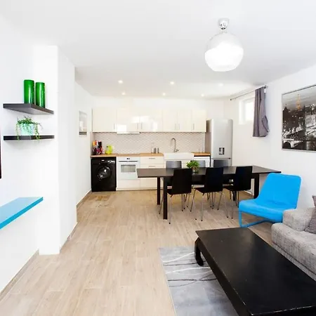 3 Apts - 9 Bedrooms - 16 Pers - Metro 7 - Ac