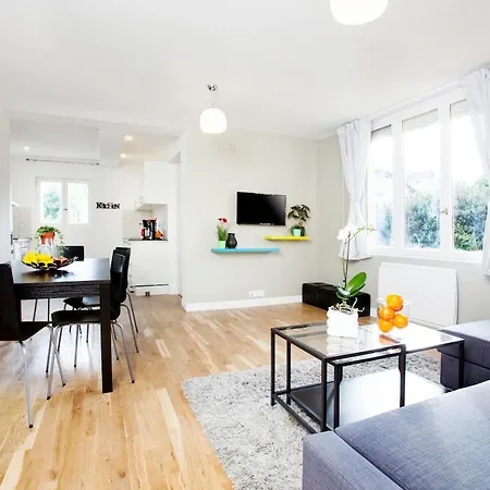 3 Apts - 9 Bedrooms - 16 Pers - Metro 7 - Ac *